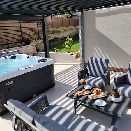 Villa Madu --- Entire Private Villa With Jacuzzi Трогір Екстер'єр фото